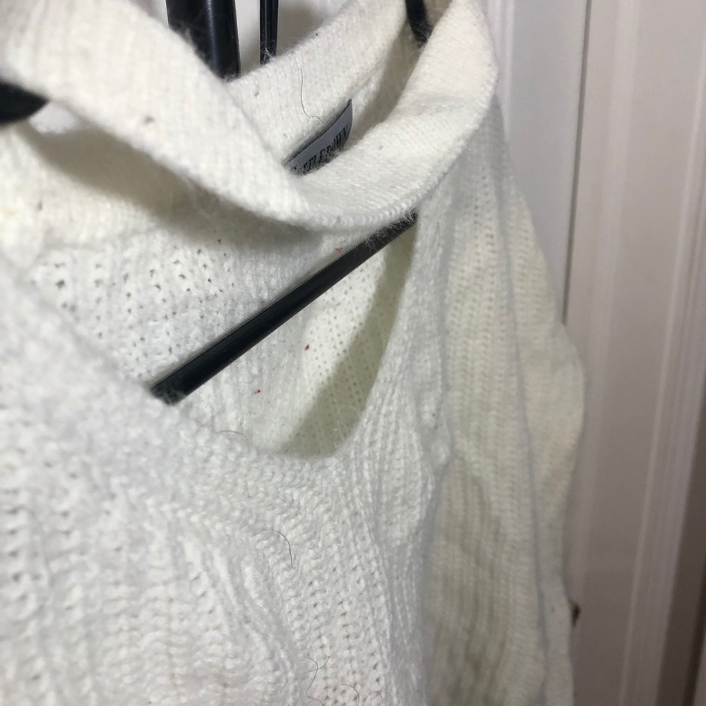 WHITE CROPPED SWEATER